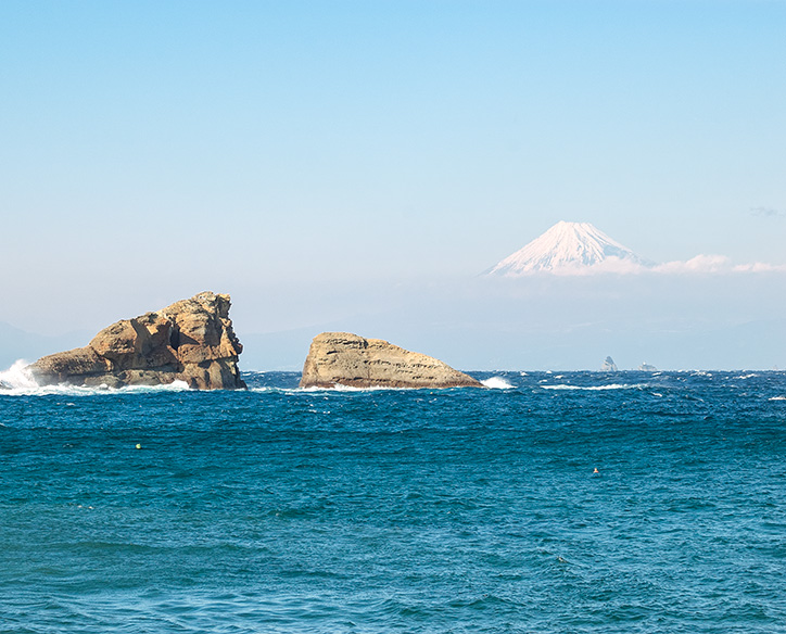 碧い海と富士